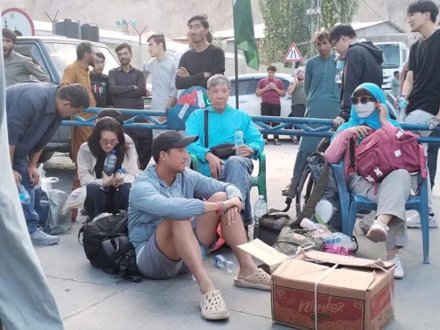 ہمیں چین جانے دو” — چینی شہریوں کا احتجاج، گلگت کے تاجروں نے پاک چین بارڈر بند کر دیا