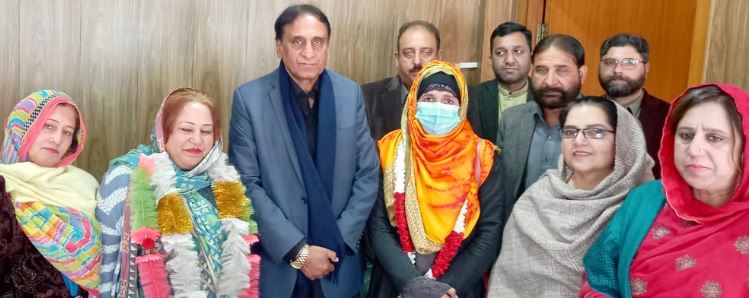 Muzaffarabad: Maria Manzoor Khawaja Takes Oath as District Council Member