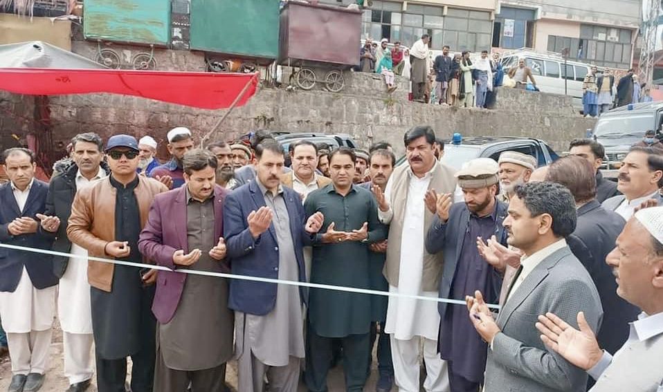 Jhelum Valley administration joked with the public in the name of cheap bazaar. In front of the municipal office Hattian Bala, they set up a fruit and vegetable stall in the name of cheap bazaar.

