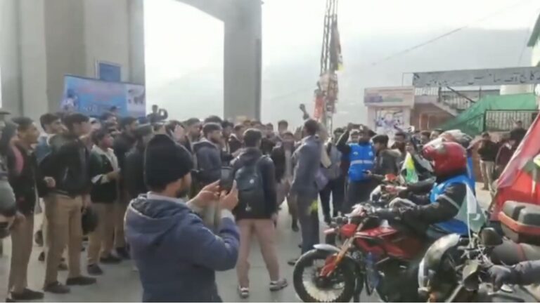 Kashmiri Students Protest Against Pro-Pakistan Rally, Demand Kashmir’s Sovereignty