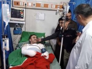 Photo shows a police officer with both hands severely injured during the Hussain Kot encounter.