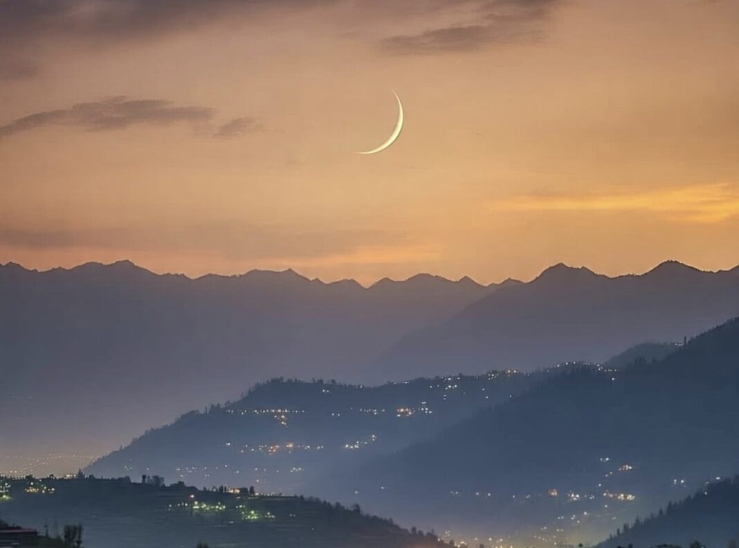 Photo: First glimpse of the Dhul Hijjah crescent over Kashmir skies, marking the countdown to Eid-ul-Adha in Jammu Kashmir.