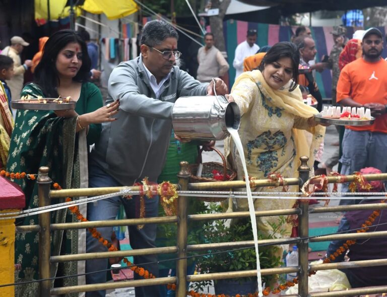 Thousands of Kashmiri Pandits Participate in Annual Kheer Bhawani Mela in Ganderbal