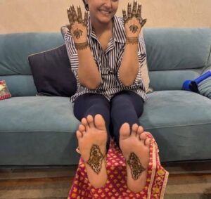Traditional mirror-style Kashmiri henna design on hands and foots.