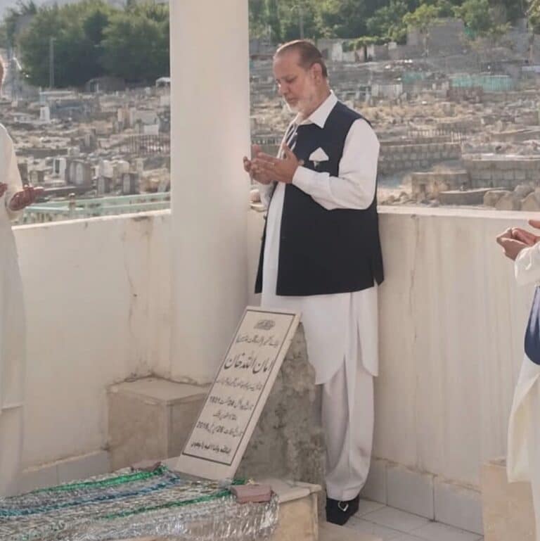 Sardar Attique Ahmed Khan Pays Tribute to Amanullah Khan at His Mausoleum in Gilgit