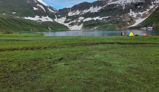 The pass is traditionally closed from November to mid‑June due to heavy snowfall