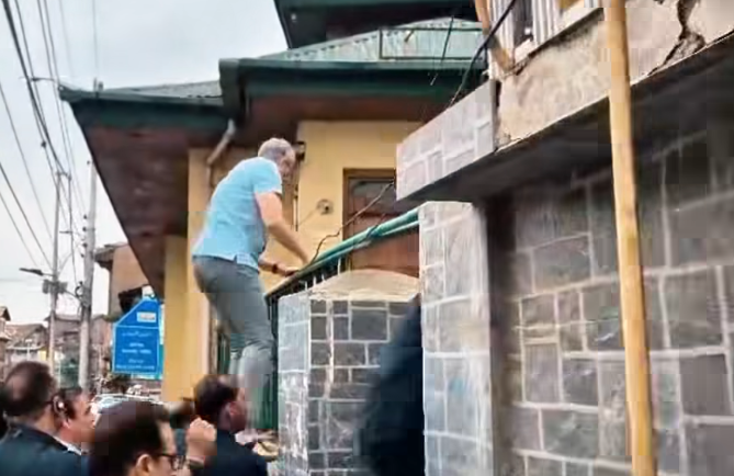 J&K CM Omar Abdullah Blocked at Martyrs’ Graveyard; Hurriyat Says “Powerlessness Teaches More