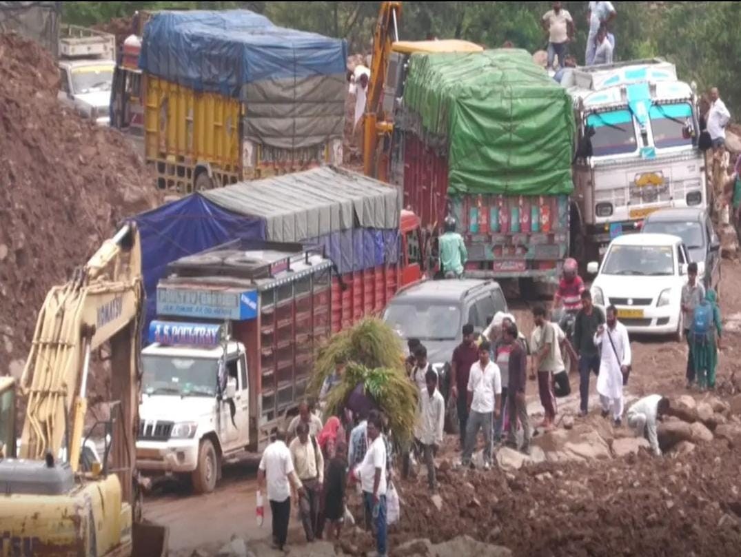 One-Way Traffic Continues on Srinagar–Jammu National Highway