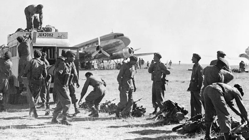 Indian military personnel who arrived in Srinagar on the Dakota aircraft.