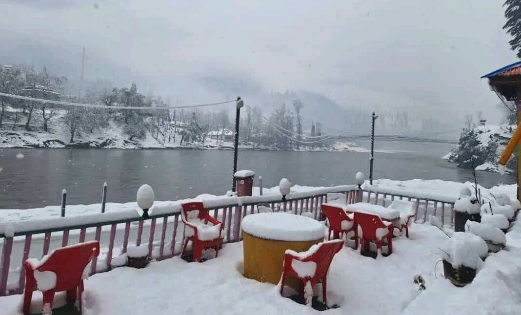 The Meteorological Department in Srinagar has forecast unstable weather conditions in Jammu and Kashmir later this week, with rain, snowfall in higher altitudes, and strong winds expected from the night of March 28.