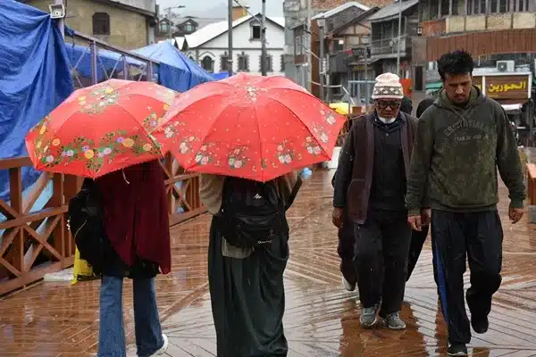 Mughal Road, Zojila Pass, and Bandipora-Gurez Road closed as Met Department warns of flash floods and landslides amid unseasonal April weather. Photo: Kashmir Uzma