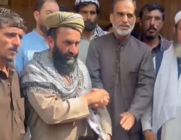 Martyr Commander Farooq’s Turban Placed on Sardar Umar Nazir Kashmiri in Mang Ceremony